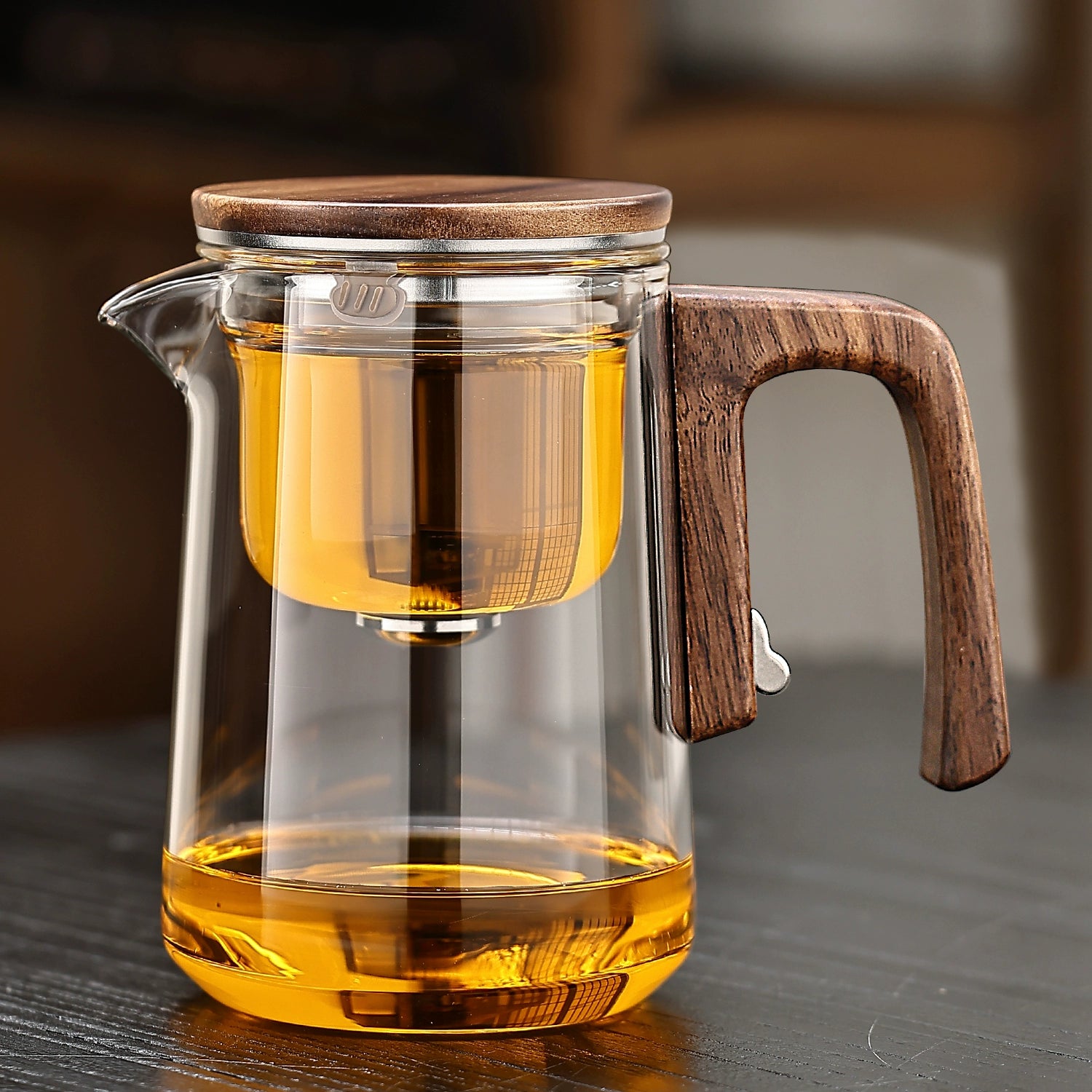 Magnetic absorption tea water separation teapot