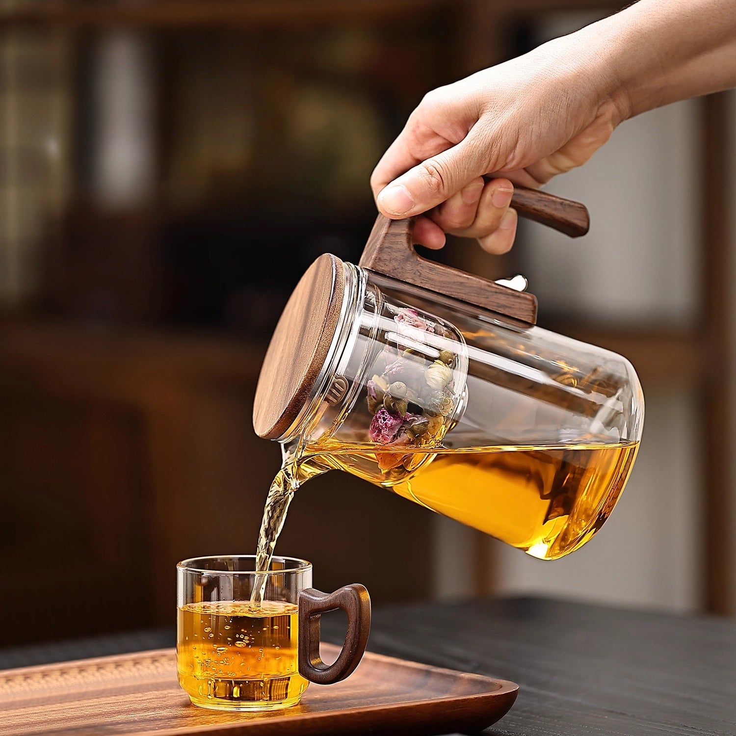 Magnetic absorption tea water separation teapot